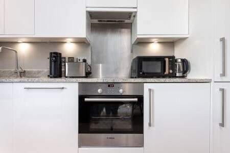 Central, Stunning 2 Bed Apartment With Parking! 剑桥 外观 照片