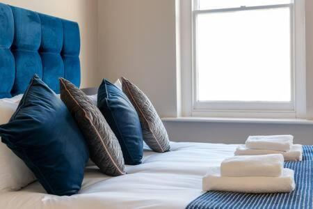 Central, Stunning 2 Bed Apartment With Parking! 剑桥 外观 照片