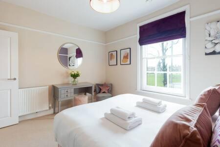 Central, Stunning 2 Bed Apartment With Parking! 剑桥 外观 照片