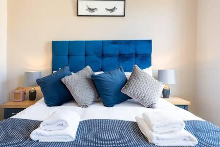 Central, Stunning 2 Bed Apartment With Parking! 剑桥 外观 照片