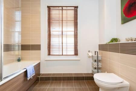 Central, Stunning 2 Bed Apartment With Parking! 剑桥 外观 照片