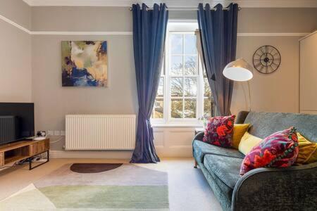 Central, Stunning 2 Bed Apartment With Parking! 剑桥 外观 照片