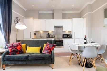 Central, Stunning 2 Bed Apartment With Parking! 剑桥 外观 照片