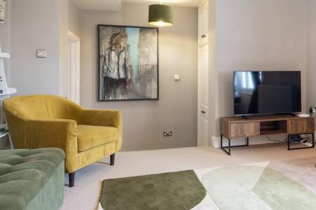 Central, Stunning 2 Bed Apartment With Parking! 剑桥 外观 照片